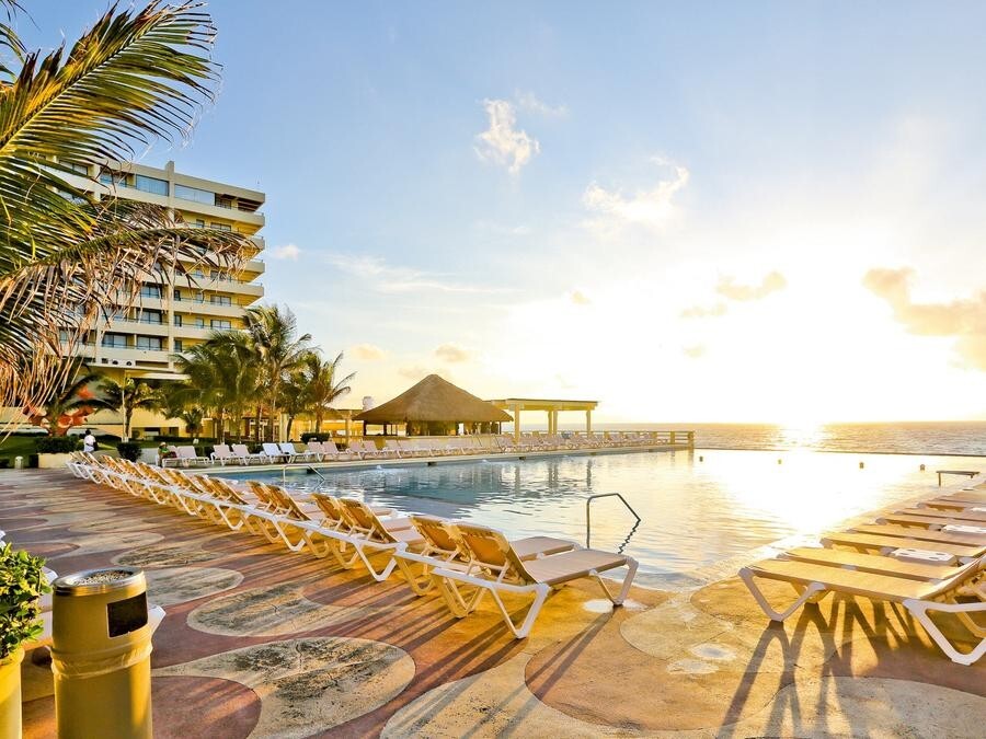 cancun hotel crown paradise